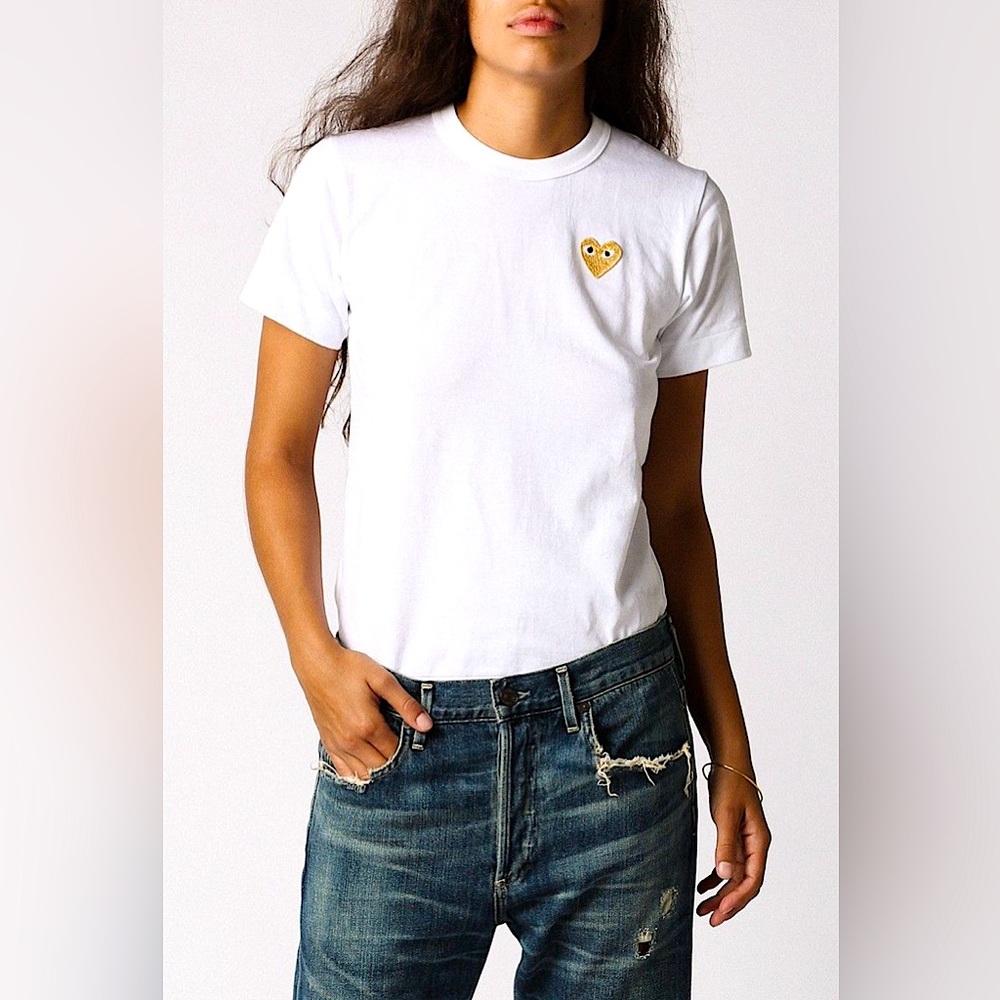 COMME DES GARCONS PLAY Gold Heart Emblem Tee